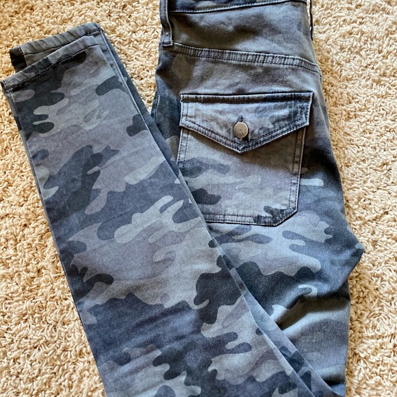 Mossimo camo jegging.  Size 2/26 - Picture 3 of 7